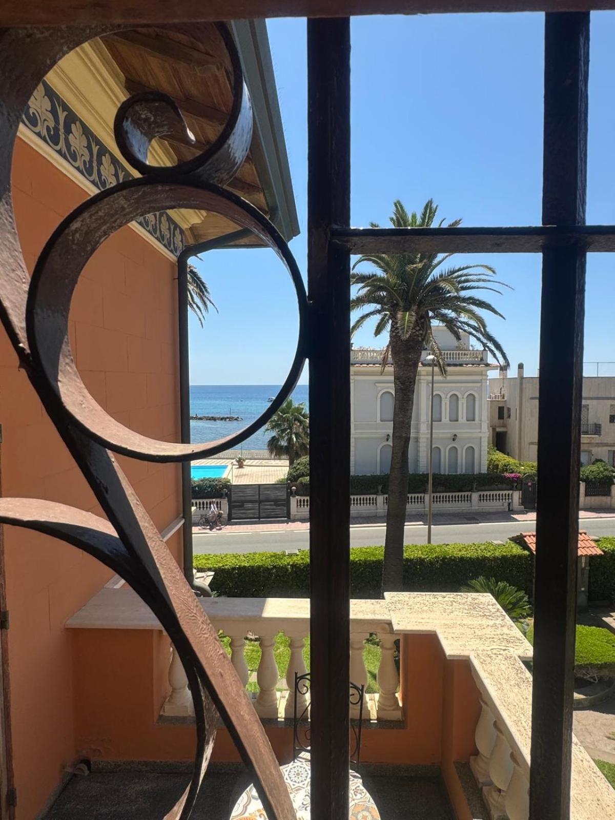 Palazzo Moresco Санта-Маринелла Экстерьер фото